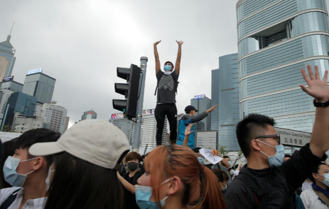 Trước tình hình trên, theo thông tin mới nhất, Hội đồng Lập pháp Hong Kong sẽ hoãn cuộc họp dự kiến diễn ra vào lúc 11 giờ sáng 12/6. Theo kế hoạch, cuộc họp sẽ thảo luận thêm về dự luật dẫn độ đang gây tranh cãi tại Hong Kong.