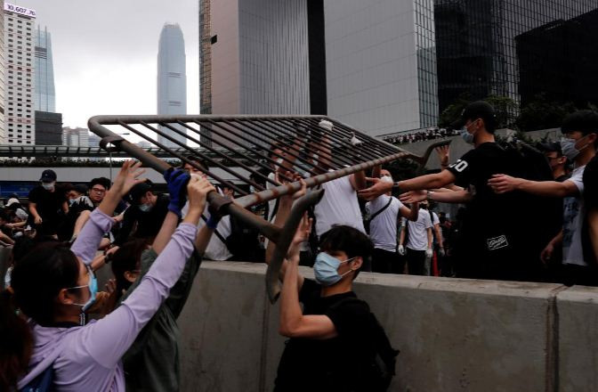 Thành viên Hội đồng Lập pháp Eddie Chu Hoi-Dick đứng về phía đám đông người biểu tình. "Các nhà lập pháp không tới được văn phòng. Tôi sẽ thúc giục Chủ tịch Hội đồng Lập pháp Andrew Leung hủy bỏ cuộc họp 11h sáng nay", ông Chu nói.