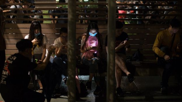 Cảnh tượng hỗn loạn đã diễn ra khi những người biểu tình đụng độ với lực lượng cảnh sát chống bạo động.