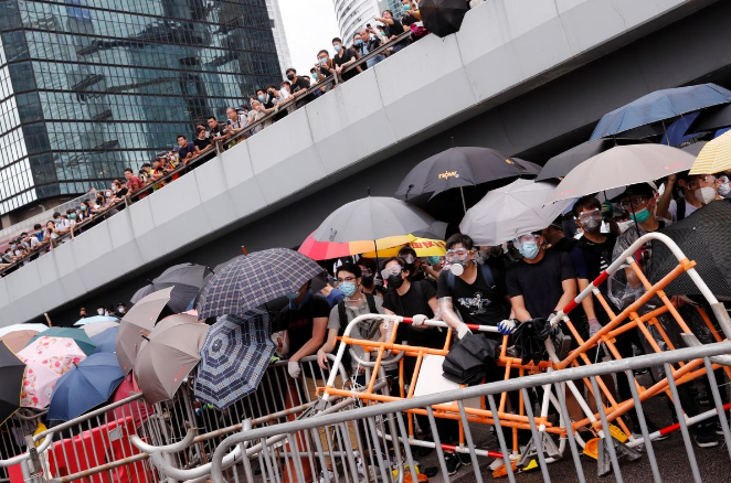 Cuộc biểu tình thu hút nhiều thành phần tham gia, bao gồm doanh nhân, sinh viên, tài xế xe buýt, giáo viên và nhân viên xã hội cùng các nhóm khác... Họ khẳng định sẽ tiếp tục biểu tình trong nỗ lực cuối cùng nhằm ngăn chặn dự luật.