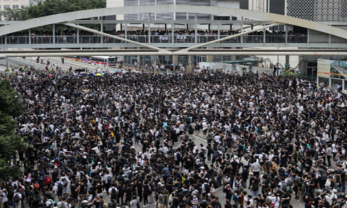 Trong một động thái hiếm thấy, các lãnh đạo doanh nghiệp nổi tiếng Hong Kong cảnh báo rằng việc thông qua dự luật dẫn độ có thể khiến các nhà đầu tư nước ngoài mất niềm tin vào Hong Kong và làm suy giảm lợi thế cạnh tranh của đặc khu này.