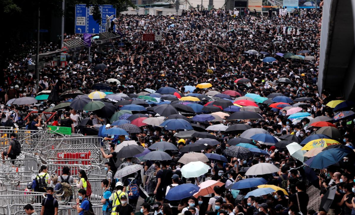 Ngay từ sáng 12/6, đông đảo người biểu tình vốn cắm trại qua đêm tại Công viên Tamar bắt đầu chặn đường vào trụ sở Hội đồng Lập pháp Hong Kong để phản đối dự luật.