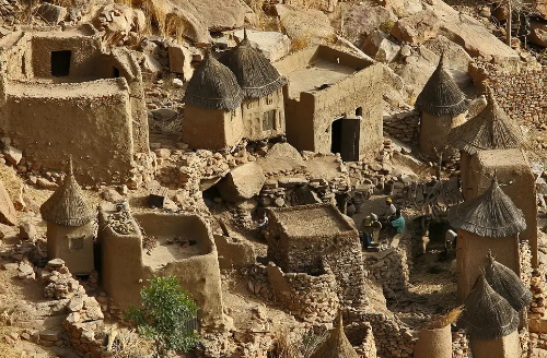 Những cuộc tấn công qua lại giữa các sắc tộc bắt đầu khi một nhóm cực đoan, chủ yếu là người Fulani, bắt đầu tấn công nhằm vào các nhóm thiểu số người Bambara và Dogon. Ảnh: Independent.