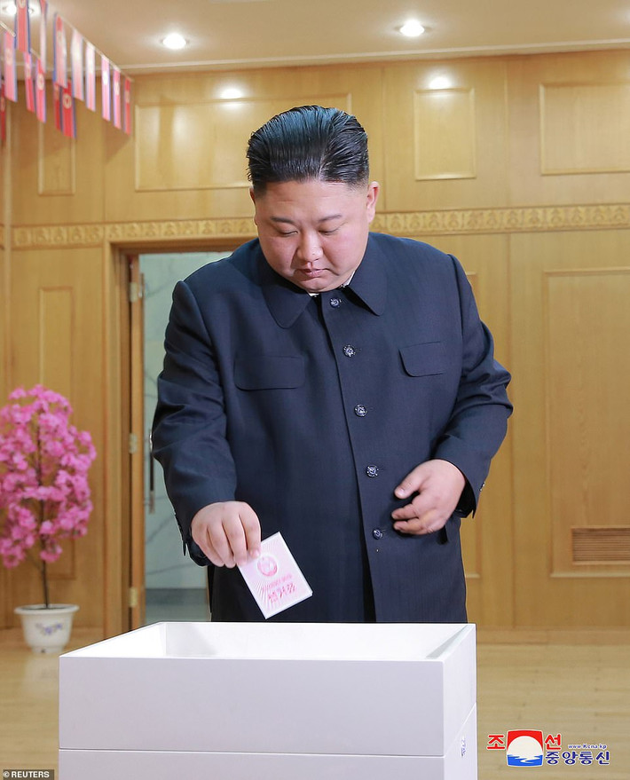 Ngày 10/3, Chủ tịch Kim Jong-un cùng hàng triệu người dân Triều Tiên đã đi bỏ phiếu bầu Quốc hội khóa 14 nhiệm kỳ 5 năm. Trong cuộc bầu cử này, người dân Triều Tiên sẽ lựa chọn ra những đại biểu khóa mới cho Hội đồng Nhân dân Tối cao - cơ quan lập pháp của Triều Tiên. Ảnh: Reuters.