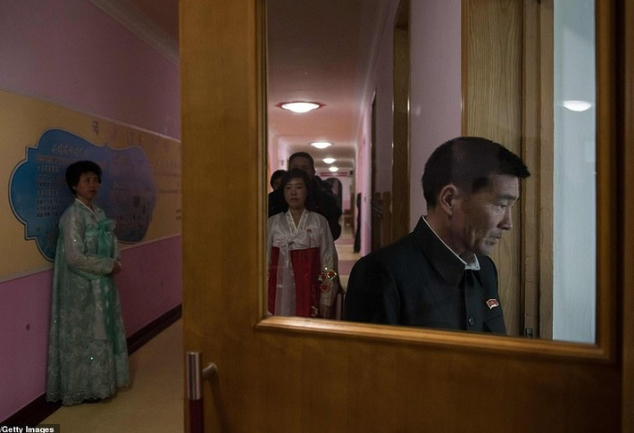 Các cử tri đi vào phòng bỏ phiếu tại thủ đô Bình Nhưỡng. Ảnh: Getty.