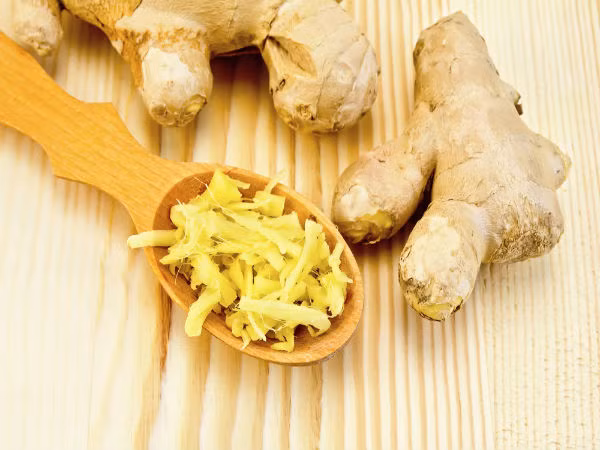 Loại thảo dược này chứa gingerol, terpenoids, shogaol, zerumbone và zingerone cùng với flavonoid có một số đặc tính kháng khuẩn tuyệt vời. Nhiều nghiên cứu cho thấy gừng có thể chống lại nhiều loại vi khuẩn. Ảnh: Boldsky.