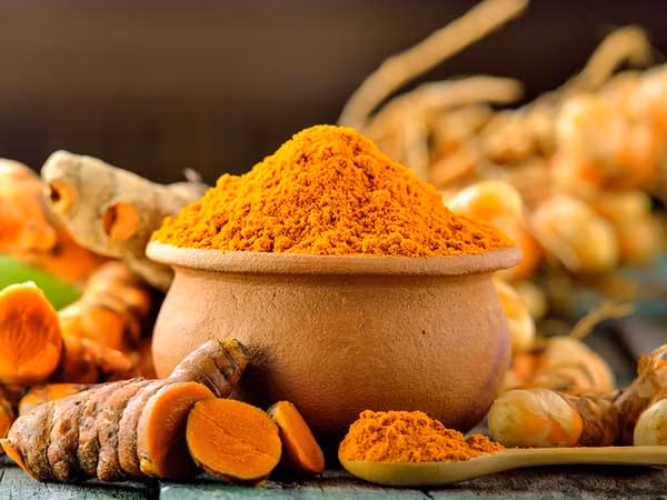 4. Nghệ: Nghệ chứa curcumin, nổi tiếng với đặc tính kháng viêm và chống oxy hóa mạnh. Loại gia vị này có thể bảo vệ bạn khỏi tổn thương bởi các gốc tự do. Nghệ thậm chí làm giảm sự gia tăng nhiều loại vi khuẩn gây bệnh. Ảnh: Boldsky.