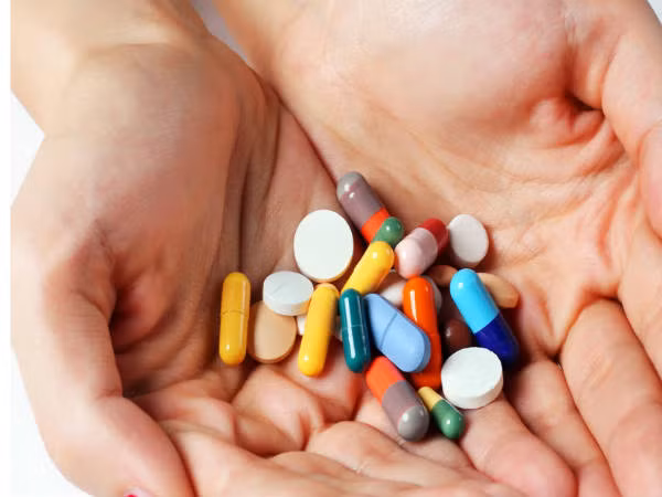 Đáng lưu ý, việc lạm dụng thuốc kháng sinh không chỉ dẫn đến nhiều tác dụng phụ khác nhau mà còn có thể khiến vi khuẩn kháng thuốc. Ảnh: Boldsky.