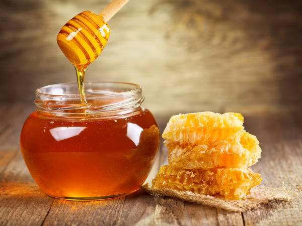 2. Mật ong: Mật ong là một trong những chất kháng sinh lâu đời nhất được biết đến. Được biết, mật ong đã được sử dụng vào thời Ai Cập như một chất kháng sinh tự nhiên và bảo vệ da. Ảnh: Boldsky.