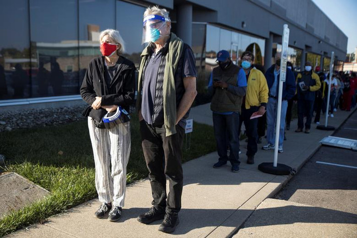 Người dân xếp hàng dài đi bỏ phiếu bầu tổng thống tại Cincinnati ngày 6/10.