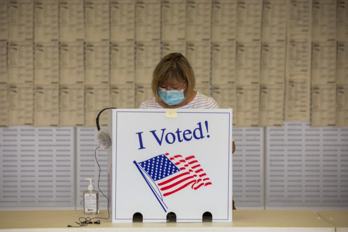 Người phụ nữ đi bỏ phiếu sớm ở Sumter, bang Nam Carolina, ngày 9/10.