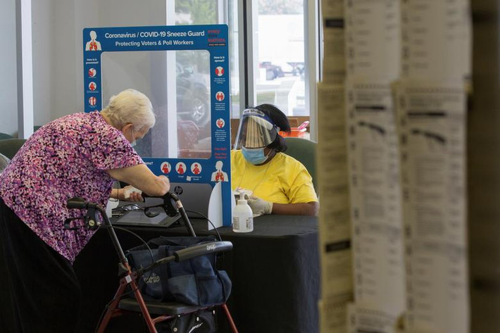 Theo kết quả thăm dò do Washington Post và ABC News công bố ngày 11/10, ứng viên Tổng thống Mỹ của Đảng Dân chủ Joe Biden giành được 53% tỷ lệ ủng hộ từ các cử tri đã đăng ký bầu cử, trong khi Tổng thống thống Donald Trump nhận được 41%.