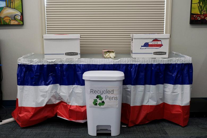 Địa điểm bỏ phiếu trong thư viện công cộng ở Georgetown, Kentucky, ngày 13/10.