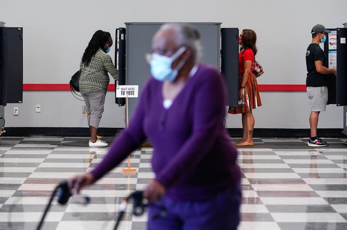 Ông Biden cũng dẫn trước Tổng thống Donald Trump 12 điểm phần trăm ở khảo sát đối với các cử tri tiềm năng, với tỷ lệ ủng hộ lần lượt là 54% và 42%.