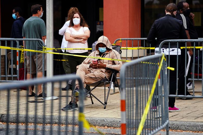 Các cử tri đeo khẩu trang phòng COVID-19 khi đi bỏ phiếu tại một địa điểm ở Marietta, Georgia, ngày 13/10.