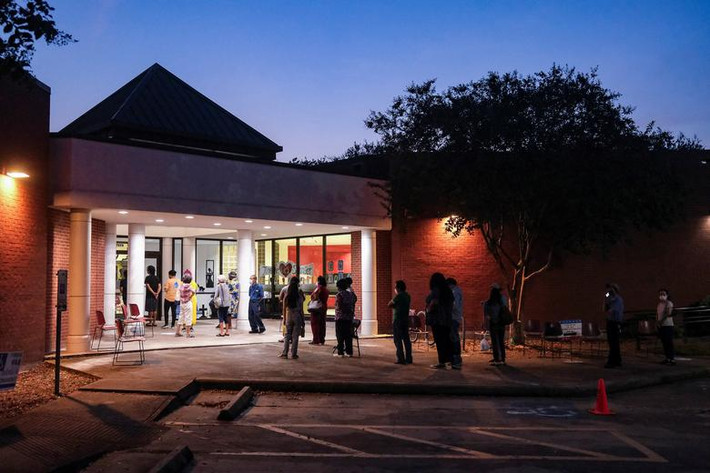 Trong đó, số lượng phiếu bầu sớm ở 5 bang gồm Minnesota, Nam Dakota, Vermont, Virginia và Wisconsin hiện đã vượt quá 20% tổng số phiếu bầu của năm 2016.