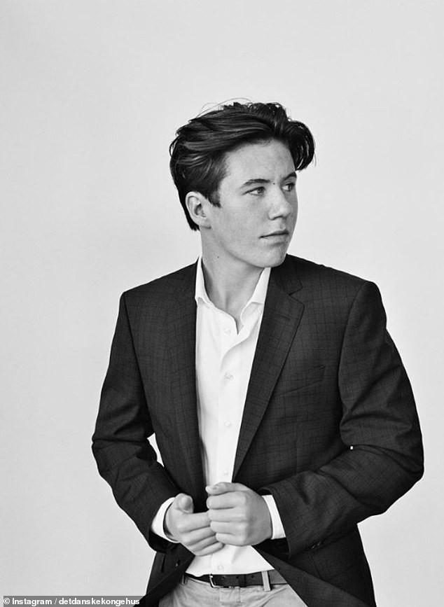 Thần thái không khác gì người mẫu của Hoàng tử Christian. Ảnh: Instagram.