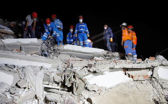 Giới chức Thổ Nhĩ Kỳ cho biết ít nhất 20 tòa nhà tại tỉnh Izmir bị sập và nhiều người đang mắc kẹt.