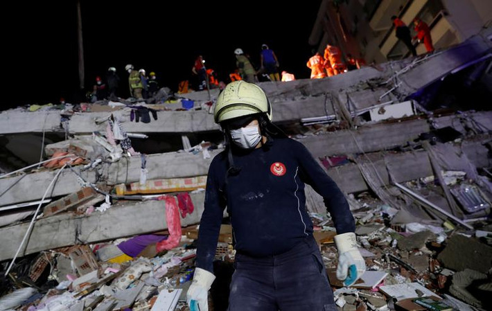 Lực lượng cứu hộ đang chạy đua với thời gian để cứu người.