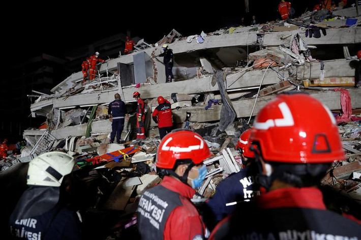 ,Tính đến thời điểm hiện tại, ít nhất 22 người thiệt mạng, trong đó có 20 người tại Thổ Nhĩ Kỳ và 2 người ở Hy Lạp, trong trận động đất vừa qua. Ngoài ra, hàng trăm người khác thương vong trong cơn địa chấn kinh hoàng này.