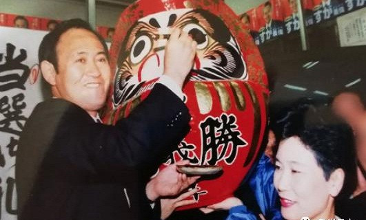 "Cảm ơn tất cả mọi người, những người dân của Yokohama, những người đã luôn ủng hộ Suga dù ông ấy không có người quen hay họ hàng tại địa phương. Chồng tôi đã được bầu vào hội đồng thành phố 33 năm trước. Ông ấy sau này trở thành thành viên Quốc hội, và Chánh văn phòng Nội các, và hôm nay, ông ấy được bầu làm Thủ tướng. Tôi vô cùng biết ơn sự ủng hộ của các bạn", Đệ nhất phu nhân Mariko phát biểu trước đám đông hồi tháng 9/2020. Ảnh: yqqlm.