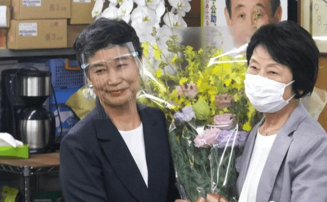 Vợ chồng Thủ tướng Nhật Bản Suga Yoshihide có 3 người con trai. Phu nhân Mariko được nhận xét là người giản dị, dễ gần, một người vợ hết lòng vì chồng và một người mẹ nhân hậu. Ảnh: yqqlm.