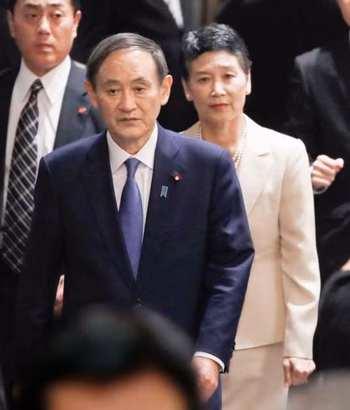 Những năm gần đây, ông Suga hiếm khi ở lại nhà của hai vợ chồng tại Yokohama mà thường lưu trú tại nơi ở của các nhà lập pháp gần văn phòng thủ tướng để có thể nhanh chóng xử lý các tình huống khẩn cấp. Dù vậy, bà Mariko không cảm thấy phiền lòng, mà vẫn luôn hỗ trợ, ủng hộ ông.