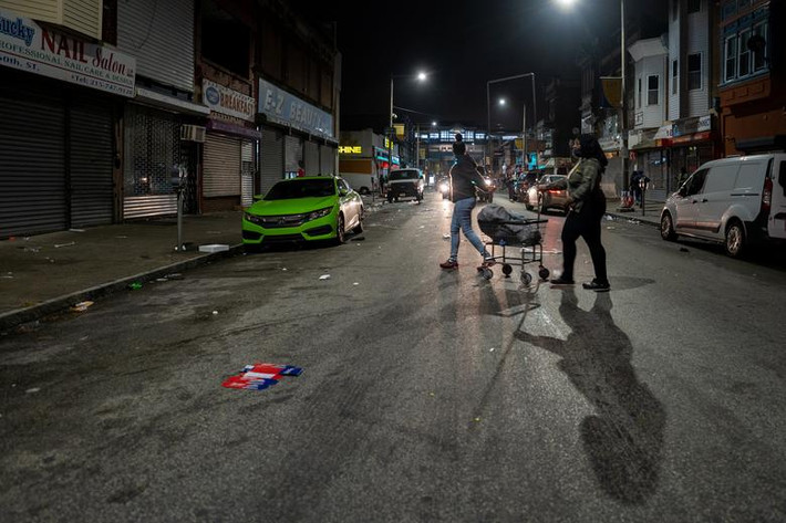 Hai người phụ nữ mang theo số hàng hóa lấy được từ một cửa hàng giảm giá tại Philadelphia.