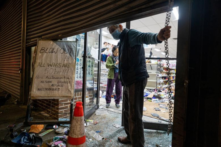 Chủ một cửa hàng mỹ phẩm đóng cửa sau khi cửa hàng bị cướp phá.