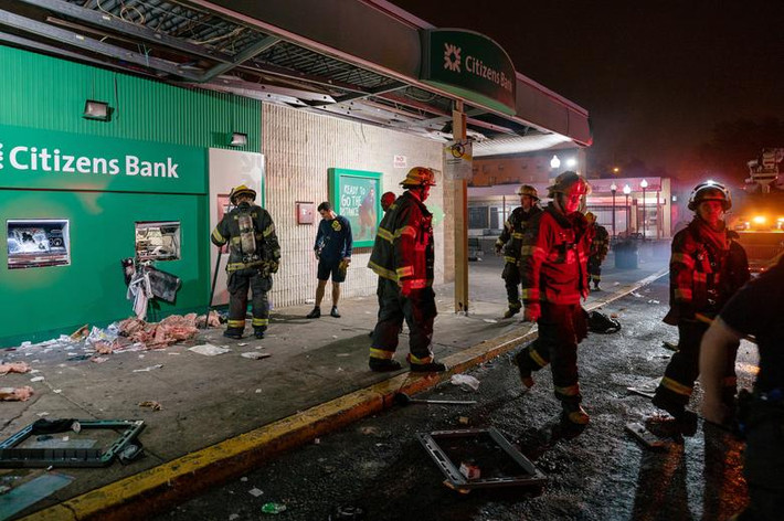 Cảnh sát và lực lượng cứu hỏa có mặt tại hiện trường vụ cây ATM bị đột nhập.
