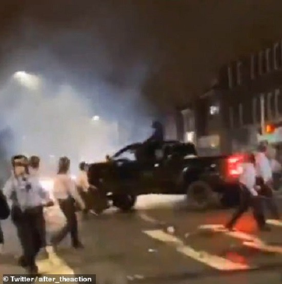 Nguồn tin cho hay, Wallace đã tiếp cận hai cảnh sát khi họ đang rút súng cảnh báo, yêu cầu người da màu này bỏ dao xuống. Sau đó, hai cảnh sát nổ súng khiến Wallace gục tại chỗ.