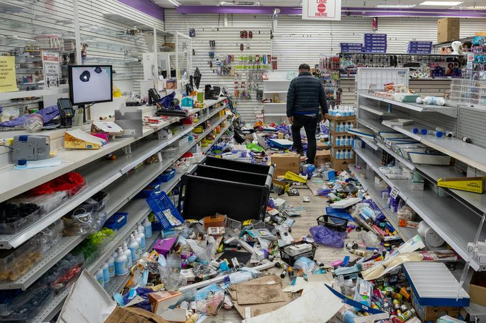 Cảnh tượng ngổn ngang tại một cửa hàng mỹ phẩm bị cướp phá tại Philadelphia ngày 27/10.