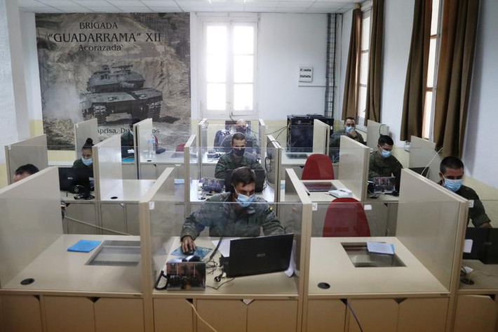 Chính phủ Tây Ban Nha đã ban bố tình trạng khẩn cấp vào ngày 9/10. Nước này đã ra lệnh phong tỏa một phần các địa điểm lây nhiễm cao và thủ đô Madrid.