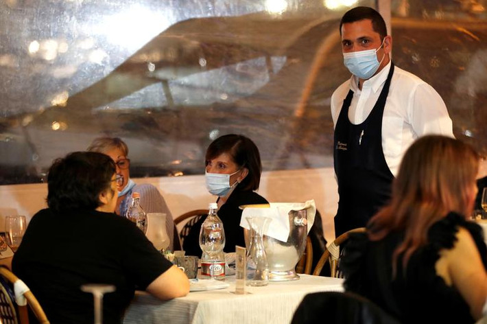 Được biết, Italy đã bắt buộc người dân phải đeo khẩu trang khi ra đường trên toàn quốc từ ngày 7/10 khi các ca lây nhiễm mới tại nước này tăng lên mức cao nhất kể từ hồi tháng 4/2020.