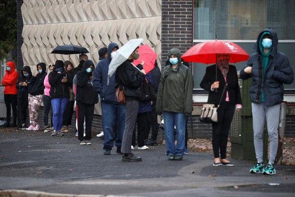 Nhiều vùng ở miền bắc nước Anh, xứ Wales và Scotland cũng áp dụng những hạn chế cứng rắn hơn về giãn cách xã hội.