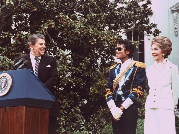 Tổng thống Ronald Reagan và phu nhân Nancy chào đón "Ông hoàng nhạc pop" Michael Jackson đến Nhà Trắng vào năm 1984.