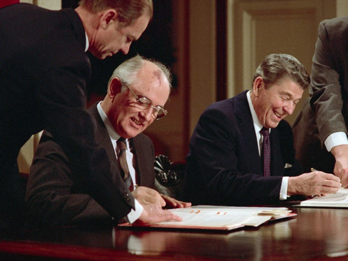 Lãnh đạo Liên Xô Mikhail Gorbachev và Tổng thống Mỹ Ronald Reagan ký Hiệp ước các lực lượng hạt nhân tầm trung (INF) hồi năm 1987.