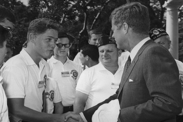 Trong bức hình này, Bill Clinton (trái), khi đó mới 16 tuổi, bắt tay Tổng thống Mỹ John F. Kennedy tại Nhà Trắng năm 1963.