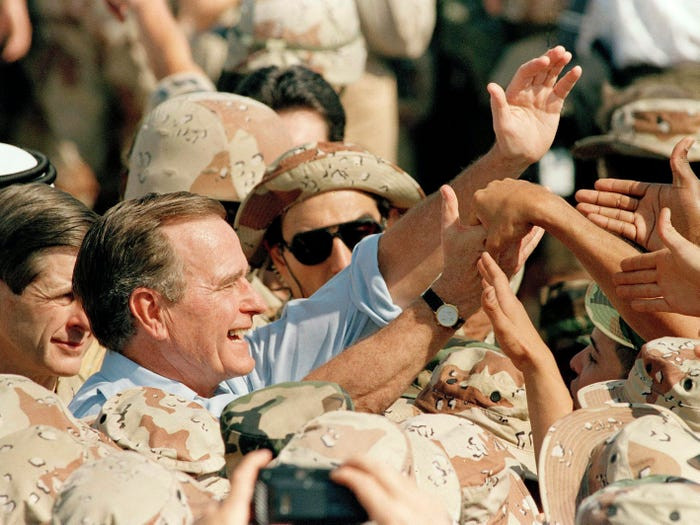 Tổng thống George H.W. Bush đón Lễ Tạ ơn cùng các binh sĩ Mỹ tại Ả Rập Xê Út trong Chiến dịch Lá chắn Sa mạc năm 1990.