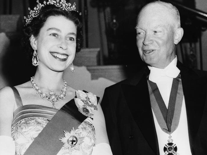 Bức ảnh chụp Tổng thống Mỹ Dwight D. Eisenhower và Nữ hoàng Anh Elizabeth II tại một bữa tiệc ở Nhà Trắng hồi năm 1957. Theo Time, chuyến thăm của Nữ hoàng Elizabeth II diễn ra trong thời kỳ Chiến tranh Lạnh và đây là thời điểm quan trọng để Mỹ và Anh xây dựng mối quan hệ bền chặt.