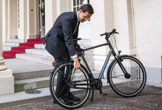 Hồi tháng 10/2018, bức ảnh chụp Thủ tướng Hà Lan Rutte đỗ xe đạp bên ngoài Cung điện Hoàng gia gây sốt trên mạng xã hội. Ảnh: SB.