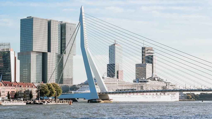 Cây cầu nổi tiếng nhất của Rotterdam, Erasmusbrug, có biệt danh là "De Zwaan" trong tiếng Hà Lan (có nghĩa là Thiên Nga) nhờ hình dáng của nó. Ảnh: DC.