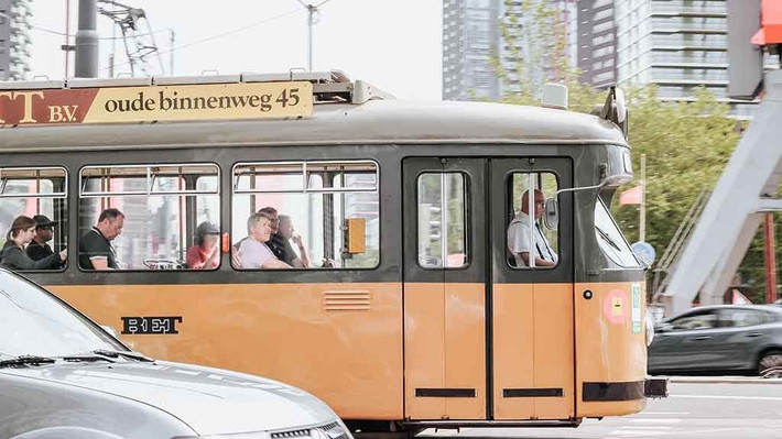 Dù chịu ảnh hưởng của mưa lũ, thành phố được thành lập khoảng 700 năm về trước này vẫn phát triển, trở thành đô thị lớn thứ 2 tại Hà Lan và là cảng biển lớn nhất Châu Âu. Ảnh: DC.