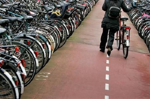 Hầu hết mọi người đều hiểu lợi ích sức khỏe của việc đi xe đạp như giảm nguy cơ mắc các bệnh tiểu đường, tim mạch, và có thể giúp tăng cường sức khỏe tinh thần. Một nghiên cứu năm 2015 chỉ ra rằng, đi xe đạp đã ngăn chặn hơn 6.000 ca tử vong ở Hà Lan mỗi năm, và làm tăng tuổi thọ trung bình thêm sáu tháng. Ảnh: Reuters.