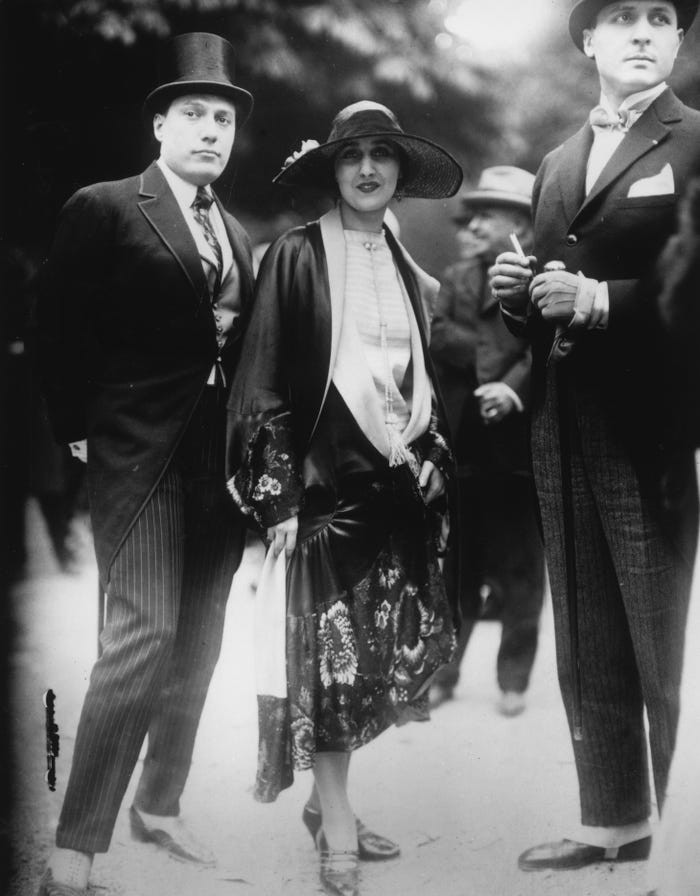 Thời trang của nam giới và phụ nữ ở Paris vào những năm 1920.
