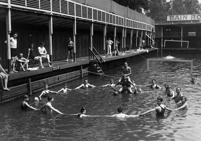 Các bể bơi công cộng là nơi để mọi người vui chơi.