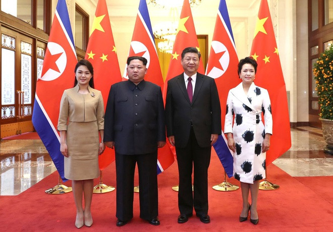Từ trái sang phải: Đệ nhất phu nhân Triều Tiên Ri Sol-ju, nhà lãnh đạo Triều Tiên Kim Jong-un, Chủ tịch Trung Quốc Tập Cận Bình và Đệ nhất phu nhân Trung Quốc Bành Lệ Viện. Theo SCMP, Đệ nhất phu nhân Triều Tiên đã để lại ấn tượng mạnh tại Trung Quốc với gu thời trang tinh tế trong chuyến thăm Trung Quốc cùng chồng hồi năm 2018. Ảnh: THX. 