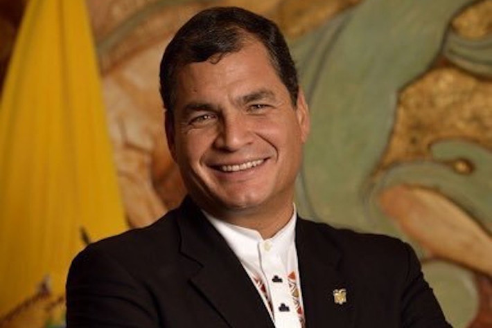 Mỗi khi có thời gian rảnh rỗi, cựu Tổng thống Ecuador Rafael Correa lại ra vườn trồng nho. Ông cho biết công việc này là sở thích và là cách để ông thư giãn. Ảnh: CS.