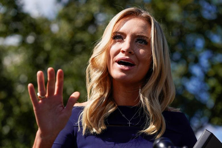 Thư ký Báo chí Nhà Trắng Kayleigh McEnany là nhân vật mới nhất trong chính quyền Tổng thống Trump mắc COVID-19. "Sau khi có kết quả xét nghiệm âm tính mỗi ngày từ 1/10, tôi đã nhận kết quả dương tính với SARS-CoV-2 vào sáng 5/10 mà không xuất hiện triệu chứng", bà McEnany viết trên Twitter.