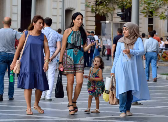 Các cô gái Azerbaijan được dạy đan móc từ nhỏ để chuẩn bị cho việc tham gia cuộc thi truyền thống Seven Beauties, trong đó họ phải đan những đôi tất. Ai đan được đôi đẹp nhất và nhanh nhất sẽ là người chiến thắng. Ảnh: CT.